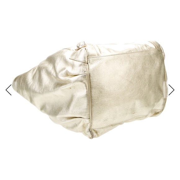 Balenciaga
Metallic & Yellow Leather
Silver-Tone Hardware
Single Exterior Pock - Picture 3 of 3